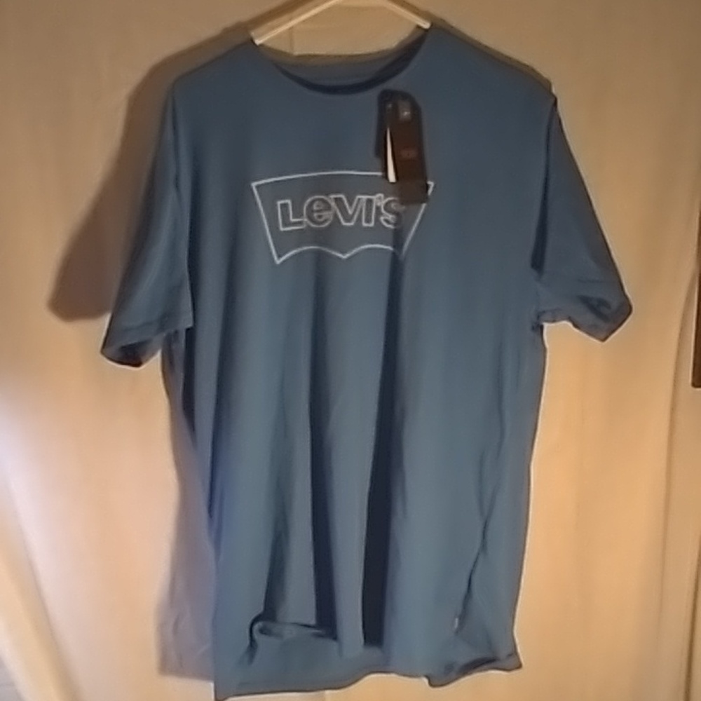 Levi's tee